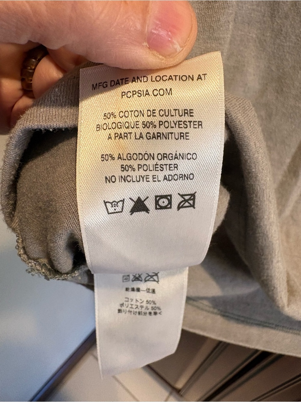 Patagonia Light Gray Graphic V-Neck Crew Tee with Sunset Mountain Print - M - Picture 5 of 7